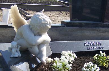 Granito paminklas  su skulptūra iš dirbtinio  akmens- sėdintis Angelas,