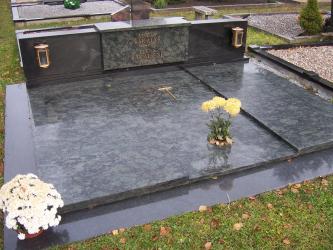 Paminklas   kapinėse-  granitas , - kapo danga - skulptura - bronzines raides--