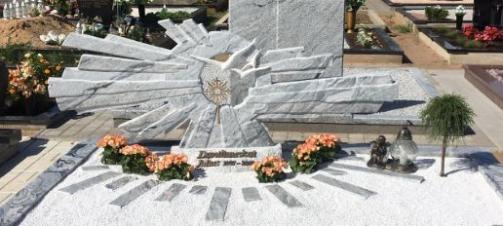 Paminklas   kapinėse-  granitas , skulptūra , bronzinės raidės , bronzinis kryžius