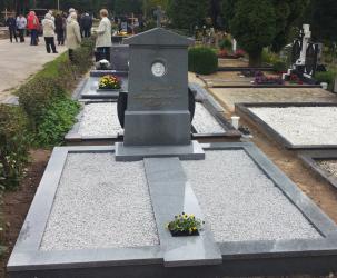 Klasikinis paminklas Romainių kapinėse- suomiškas granitas