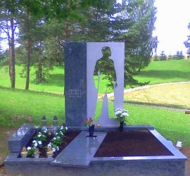 Tragiskai zuvusio Andriaus Proksos antkapinis paminklas Vilniuje  , granitas , nerudijantis plienas ..