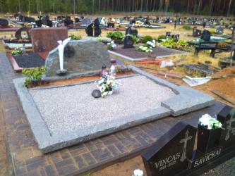Paminklas   kapinėse- suomiškas granitas ,bronzinės raidės,-Angelo skulptūra. Druskininkai